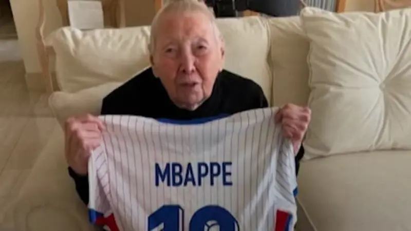 Сборная Франции подарила футболку Мбаппе 96-летней американке